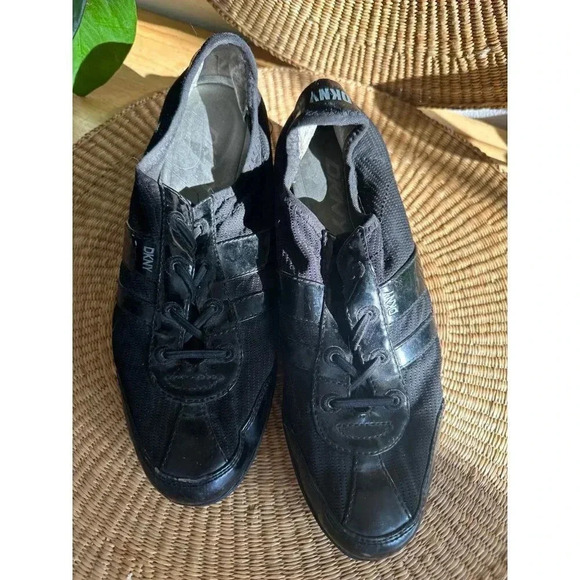 DKNY Women’s size 8 black wedge shoes - Picture 2 of 9